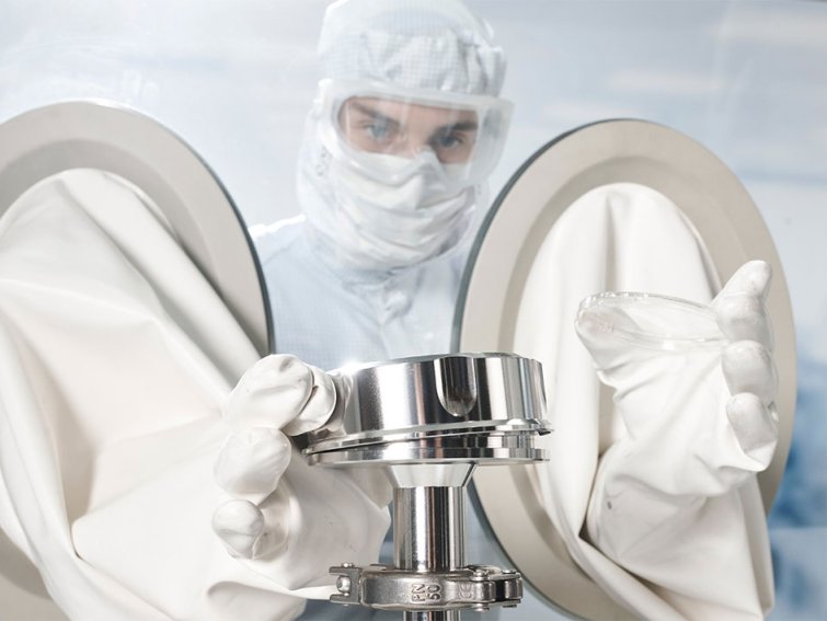Microbial air monitoring in pharmaceutical cleanrooms, isolators and RABS