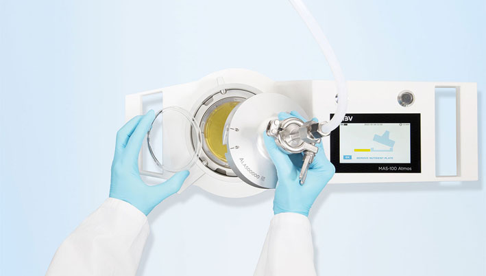 Arbeiten mit dem Keimsammler für Druckgase MAS-100 Atmos 