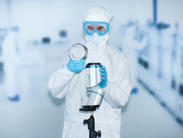 Labortechniker bei der Probenahme mit dem mikrobiologischen Luftkeimsammler MAS-100 NT im Reinraum