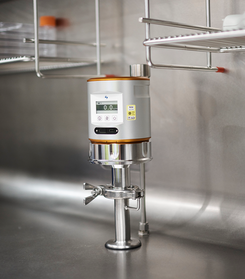 Kalibrierung MAS-100 Iso Luftkeimsammler in Isolator mit dem Digitalanemometer MAS-100 Regulus